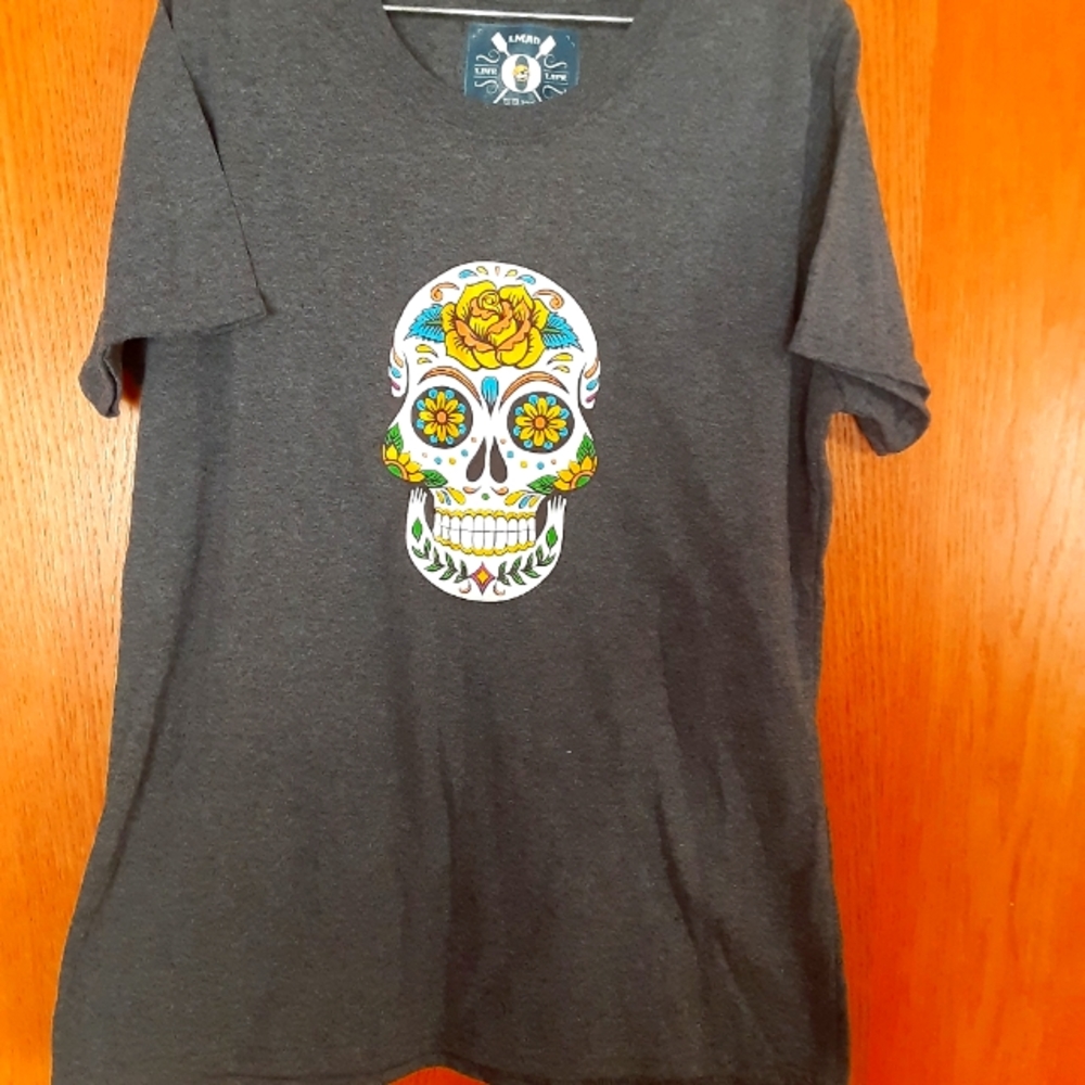 Womens size medium tee shirt, skull design